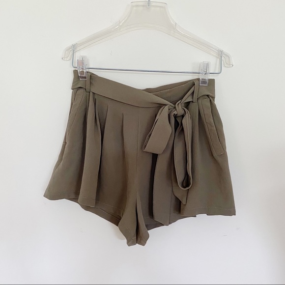 NWOT Zaful olive green Flowey shorts with Tie - Picture 1 of 3